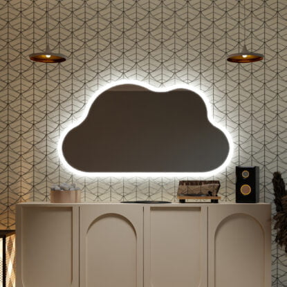 Dekorativ oregelbunden spegel med LED-bakgrundsbelysning - Cloud